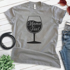 Shirt Mama Fuel, T-shirt uniseks, grappig wijnshirt, schattig wijnshirt, shirt wijnmoeder, shirt wijn Mama, shirt grappig moeder, shirt grappig moeder afbeelding 3