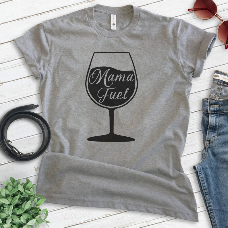 Shirt Mama Fuel, T-shirt uniseks, grappig wijnshirt, schattig wijnshirt, shirt wijnmoeder, shirt wijn Mama, shirt grappig moeder, shirt grappig moeder afbeelding 3