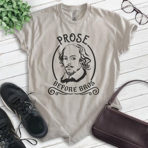 Puede incluir: Una camiseta gris claro con un gr&aacute;fico negro del retrato de William Shakespeare y el texto "Prose Before Bros".