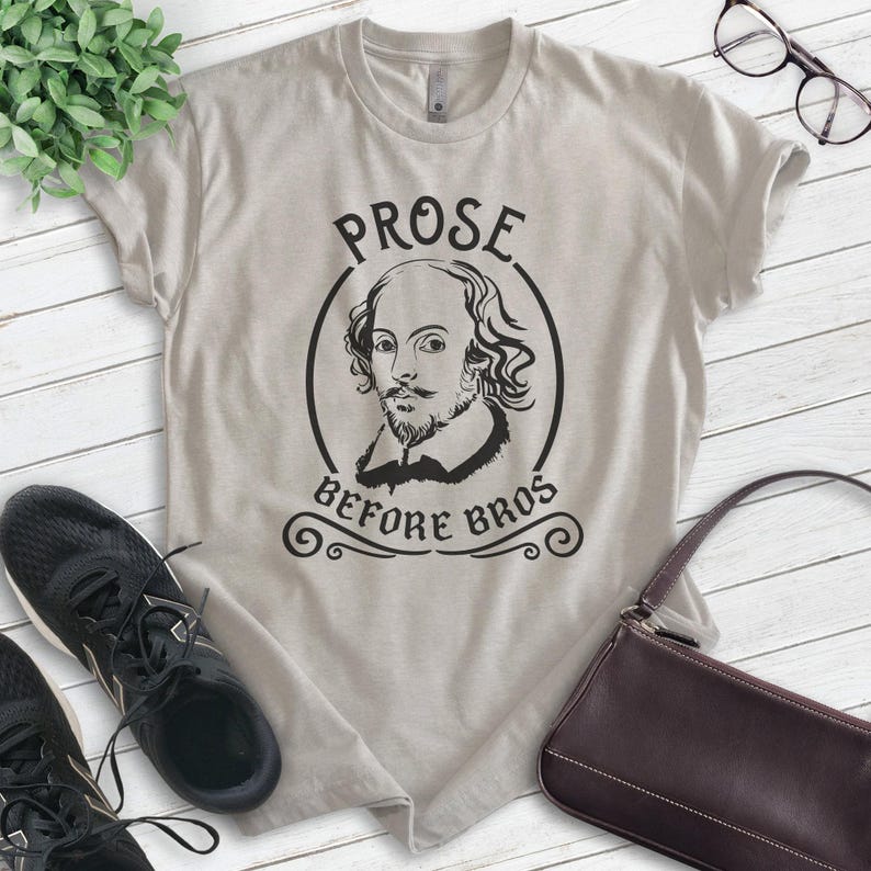 Puede incluir: Una camiseta gris claro con un gr&aacute;fico negro del retrato de William Shakespeare y el texto "Prose Before Bros".