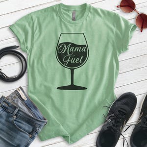 Shirt Mama Fuel, T-shirt uniseks, grappig wijnshirt, schattig wijnshirt, shirt wijnmoeder, shirt wijn Mama, shirt grappig moeder, shirt grappig moeder afbeelding 2