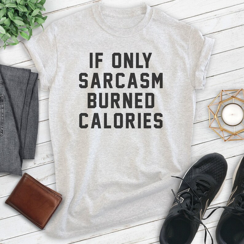 Puede incluir: Una camiseta gris con el texto "Si solo el sarcasmo quemara calor&iacute;as" impreso en negro.
