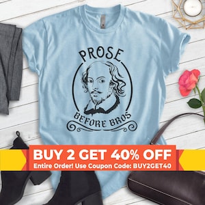 Puede incluir: Camiseta azul claro con un gr&aacute;fico negro del retrato de William Shakespeare con el texto "PROSE BEFORE BROS". El texto "BUY 2 GET 40% OFF" se muestra en una pancarta roja con el texto "Entire Order! Use Coupon Code: BUY2GET40" en negro.