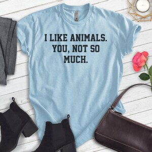 K&ouml;nnte beinhalten: Hellblaues T-Shirt mit dem Text "Ich mag Tiere. Du, nicht so sehr."