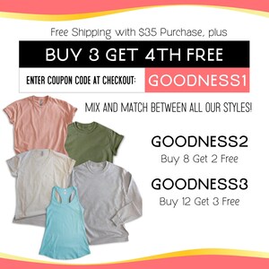 Pu&ograve; includere: Una grafica con il testo "BUY 3 GET 4TH FREE" e "ENTER COUPON CODE AT CHECKOUT: GOODNESS1". La grafica include anche il testo "GOODNESS2 Buy 8 Get 2 Free" e "GOODNESS3 Buy 12 Get 3 Free". La grafica include anche un mix di t-shirt di diversi colori.
