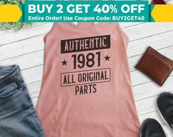 Puede incluir: Una camiseta de tirantes rosa con texto negro que dice "AUTHENTIC *1981* ALL ORIGINAL PARTS".