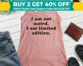 Könnte beinhalten: Ein rosafarbenes Tanktop mit dem Text "I am not weird. I am limited edition." in Schwarz gedruckt.