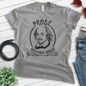 Puede incluir: Camiseta gris con una ilustraci&oacute;n en blanco y negro de William Shakespeare. El texto "Prose Before Bros" est&aacute; impreso en la camiseta.