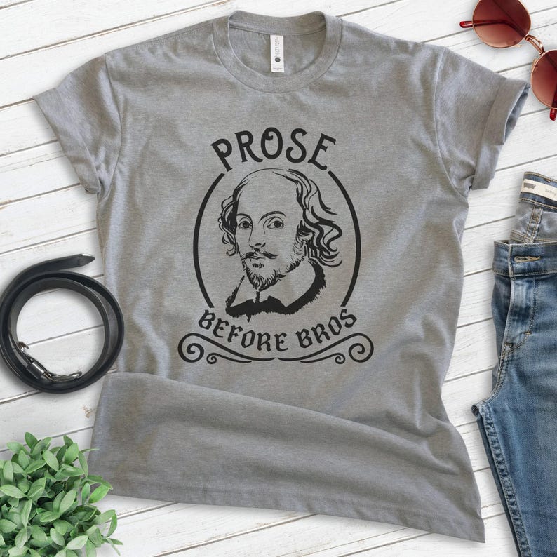 Puede incluir: Camiseta gris con una ilustraci&oacute;n en blanco y negro de William Shakespeare. El texto "Prose Before Bros" est&aacute; impreso en la camiseta.