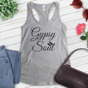 Może przedstawiać: Szara koszulka na ramiączkach z napisem "Gypsy Soul" w czarnym, ozdobnym pismem, z dwoma małymi czarnymi pi&oacute;rami pod słowem "Soul".