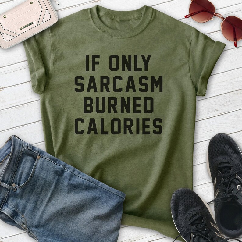 Puede incluir: Una camiseta verde con el texto "Si solo el sarcasmo quemara calor&iacute;as" impreso en negro.