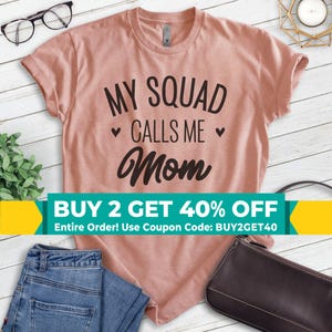 Shirt My Squad Calls Me Mom, T-shirt uniseks, Shirt Mom Squad, Shirt Mom, Shirt Cool Mom, Shirt My Squad, Shirt Cute Mom