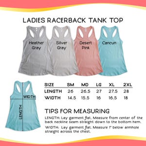 Pu&ograve; includere: Una tabella di taglie per canottiere racerback in quattro colori: grigio melange, grigio argento, rosa deserto e Cancun. La tabella mostra le misure di lunghezza e larghezza in pollici per le taglie small, medium, large, extra large e extra extra large.
