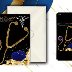 Può includere: Biglietto d'invito nero con design di stetoscopio glitterato dorato, cuore blu e cappello di laurea. Il testo "You're Invited" è visualizzato, insieme ai dettagli dell'evento. Sono presenti anche una busta e un telefono che mostra l'invito.