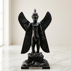 Könnte beinhalten: Eine Statue aus poliertem schwarzem Basalt mit dem Titel Beast of the Ascendancy. Die Figur zeigt ein geflügeltes, humanoides Wesen mit roten Augen, einem Irokesenschnitt und spitzen Zähnen, das auf einer Basis aus kleinen Figuren steht.