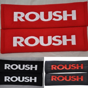 Puede incluir: Conjunto de cuatro protectores de hombro para cinturón de seguridad con la palabra "ROUSH" bordada. Dos protectores son rojos con letras blancas y dos protectores son negros con letras rojas y blancas.