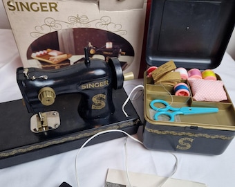 Vintage Singer Toy child's sewing machine