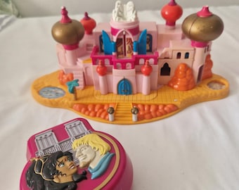 Complete- Disney Polly Pocket Aladdin Jasmine Carpet Playcase