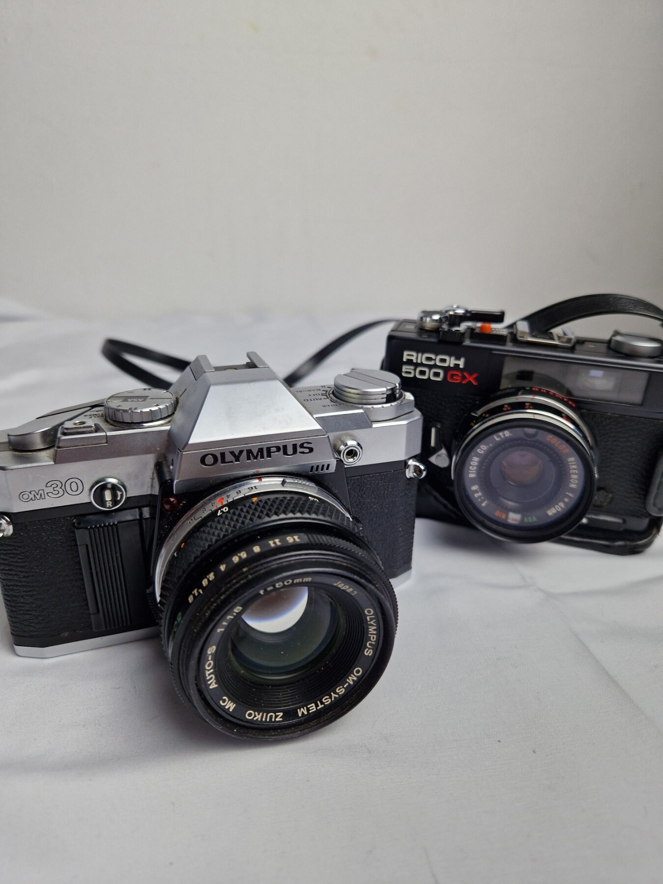 Kavel van 2 vintage camera's Olympus OM30 + Ricoh 500 GX [ONGETEST] Zoals het is