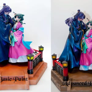 Puede incluir: Un conjunto de figuras detalladas con dos figuras con vestimenta asi&aacute;tica tradicional. Las figuras posan sobre una plataforma de varios niveles con una barandilla roja y negra y faroles amarillos. Las figuras visten t&uacute;nicas azules, rosas y verdes.