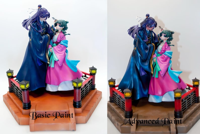 Puede incluir: Un conjunto de figuras detalladas con dos figuras con vestimenta asi&aacute;tica tradicional. Las figuras posan sobre una plataforma de varios niveles con una barandilla roja y negra y faroles amarillos. Las figuras visten t&uacute;nicas azules, rosas y verdes.