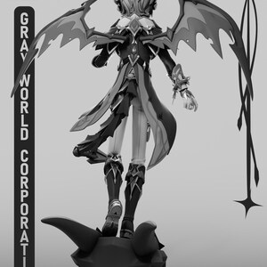 Puede incluir: Figura en escala de grises de un personaje con grandes alas estilizadas y armadura detallada. La figura se encuentra sobre una base texturizada. La imagen incluye el texto "Genshin Impact" y "Gray World Corporation".