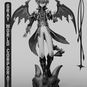 Puede incluir: Figura en escala de grises de un personaje de Genshin Impact, de pie sobre una base de cabeza de drag&oacute;n. La figura tiene una armadura detallada, alas y una pose din&aacute;mica. El logotipo de Gray World Corporation es visible.