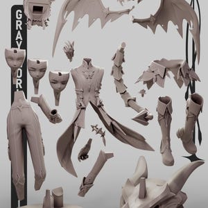 Puede incluir: Un disfraz de cosplay gris claro desmontado, con varios componentes, incluyendo alas, una m&aacute;scara, botas y un abrigo. Las piezas est&aacute;n dispuestas sobre una superficie gris claro. La imagen incluye el texto "Genshin Impact" y el logo "Gray or".