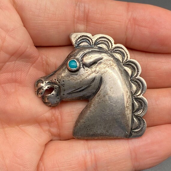 Broche cheval en or jaune et rubis des années 1960 sur
