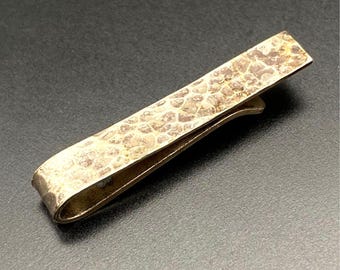 Prendedor de gravata vintage em prata esterlina com trabalho de martelo, estilo modernista de Harold Fithian.