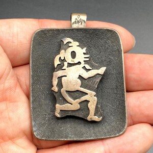 Wisiorek w kolorze srebra z motywem chmury deszczowej w stylu vintage Hopi Bernard Dawahoya Native Mudhead Kachina