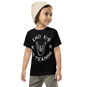 Może przedstawiać: Czarny T-shirt z krótkim rękawem z białym nadrukiem dłoni wykonującej znak rock and roll w kółku z tekstem "Emo Kid in Training".