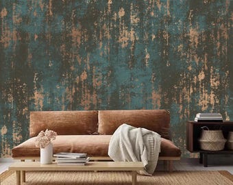 Könnte beinhalten: Ein braunes Sofa mit einer weißen Wolldecke steht vor einer teal- und kupferfarbenen, strukturierten Tapete. Das Sofa befindet sich in einem Wohnzimmer mit einem Holz-Beistelltisch und einem geflochtenen Korb.