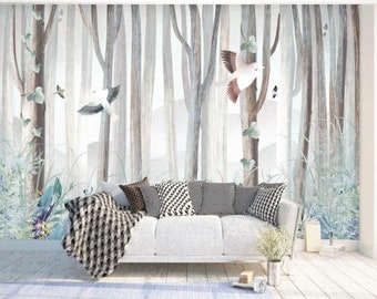 Könnte beinhalten: Ein weißes Sofa mit schwarz-weißen Kissen steht vor einer Wandmalerei, die eine Waldszene mit weißen Bäumen und Vögeln darstellt.