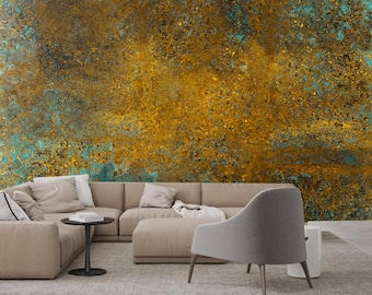 Könnte beinhalten: Ein Ecksofa mit hellgrauem Stoffbezug steht vor einer Wand mit einem strukturierten, abstrakten Muster in den Farben Türkis und Gold.