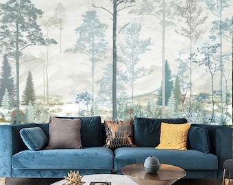 Könnte beinhalten: Ein blaues Samtsofa mit grauen, braunen und gelben Kissen steht vor einer Wandmalerei, die eine neblige Waldszene mit hohen Bäumen und einem Reh darstellt.