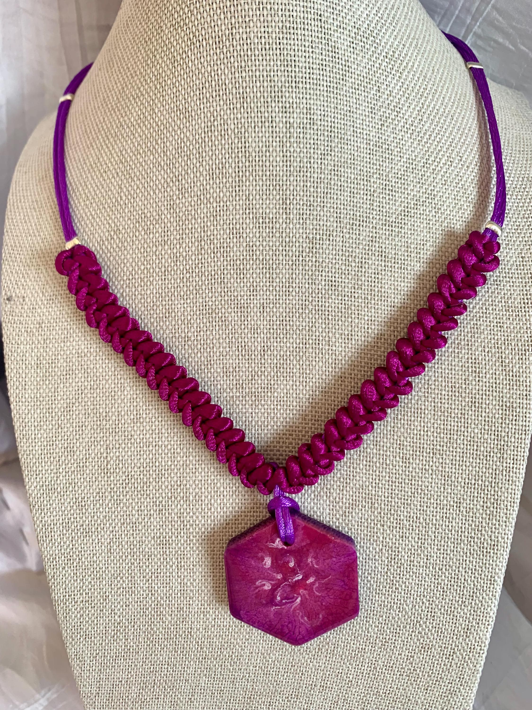 Collier Fantaisie En Forme De Rose Couleur Violet - Neuf Sans Son Emballage D'origine