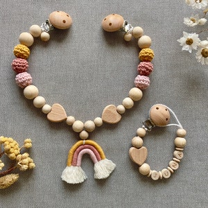 Conjunto de cadena para cochecito de arcoíris en amarillo y rosa con cadena para chupete a juego con nombre y corazón.