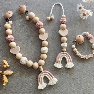 Set aus Regenbogen Kinderwagenkette und Babyschalenanhänger rosa und creme mit passender Schnullerkette mit Namen und Herz