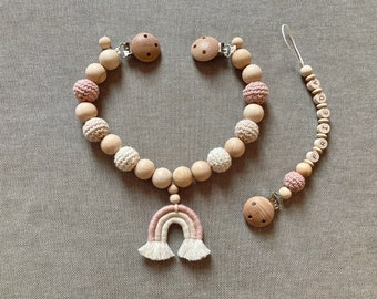Set aus Makramee Regenbogen Kinderwagenkette in rosa und creme mit passender personalisierter Schnullerkette