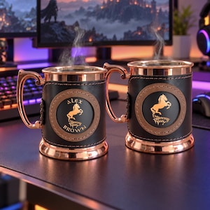 Koperen mok met steigerend ponymotief en leren hoes, gepersonaliseerd cadeau voor gamers (250 ml)
