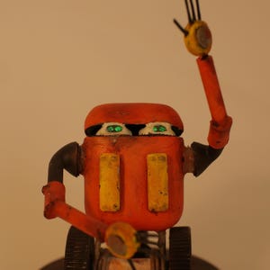 Echo – Scultura robotica unica nel suo genere, realizzata con materiali riciclati.