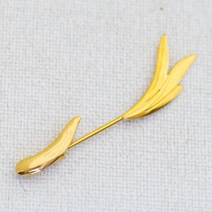 Vintage Gold Tone Grass Stick Pin by Avon - A14