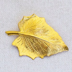 Vintage Gold Tone Intricate Leaf Brooch - L1