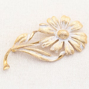 Vintage Art Nouveau Gold Tone Intricate Flower Brooch - A11