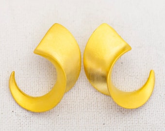 Vintage Dainty Hook-shaped Gold Tone Stud Earrings - A17