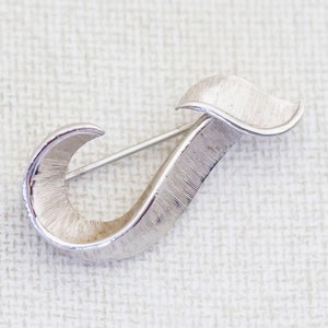 Broche Vintage Letter J en Tono Plata by Crown Trifari - A15