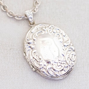 Vintage Silber Ton Jugendstil komplizierte ovale Medaillon Halskette 31 Zoll Branded 1928 - A22