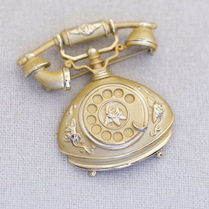 Vintage Gold Tone Rotary Telephone Stylish Brooch - L1