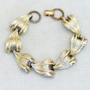 6 1/2 inch, Vintage Light Gold Tone Leaf-shaped Links Bracelet - F1